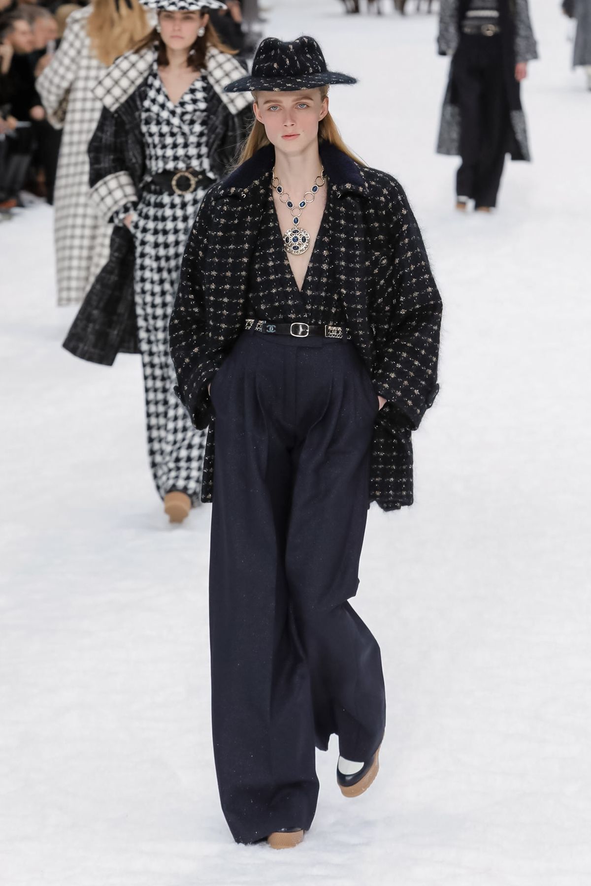 chanel巴黎时装周 2019秋冬发布会主题为:      chanel在雪中